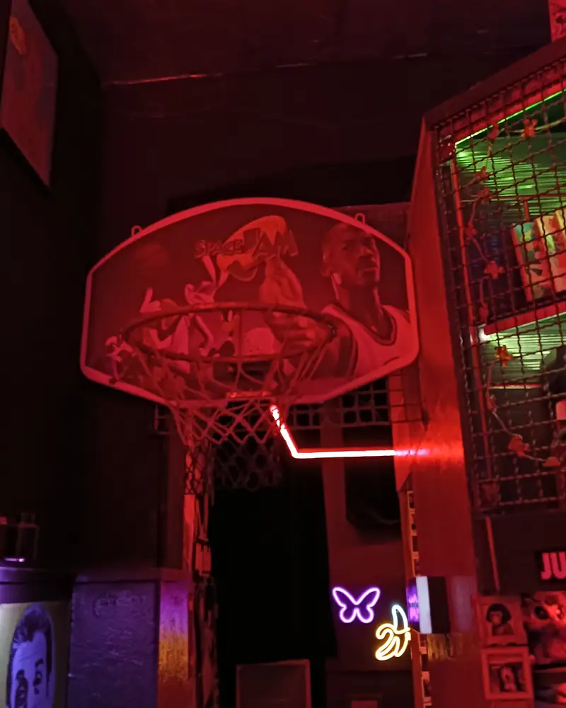 Canestro da basket all'interno del 7COINS