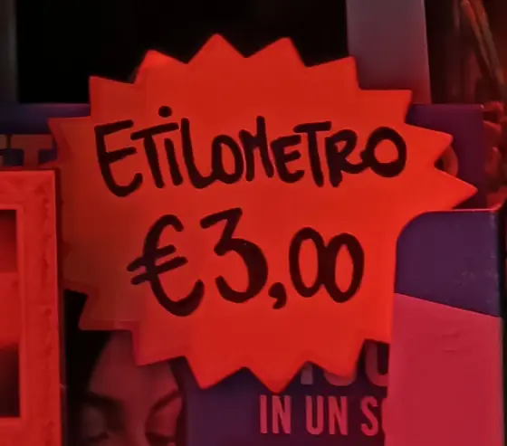 Cartello scritto a mano al 7COINS: etilometro 3 euro